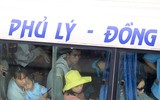 Người dân mệt mỏi đợi xe về quê trong dịp nghỉ lễ